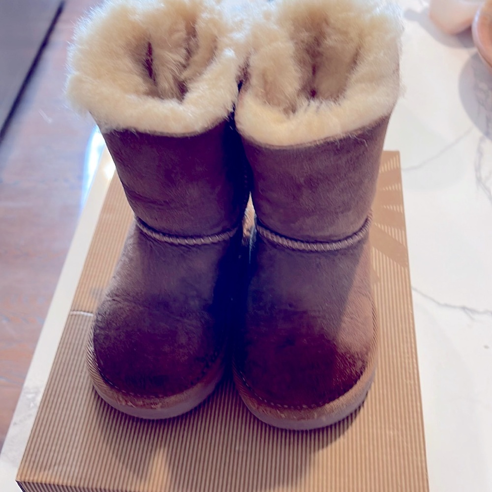Ugg T Bailey Bow size 6